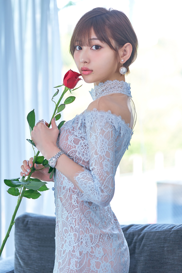 薔薇の花を口元に寄せた志田愛佳