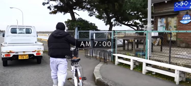 自転車を押して歩く優士の後ろ姿