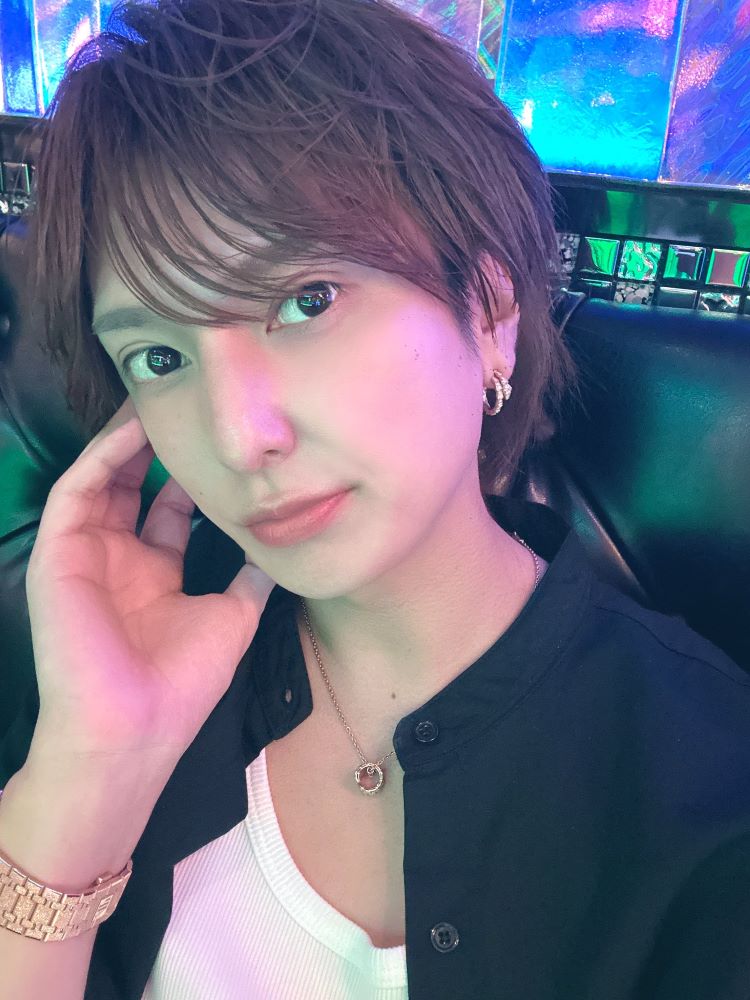 気遣い心遣いというとたとえば？ 「些細な事で言えば雨降ってるときに傘を差し掛けて先にタクシー乗せてあげるとか、そこは気遣う意識を持っていたらいくらでもありますよね。ただ、何も考えず接してたら何も出てこないんで、人に気を遣えない人は『気遣うとこ探すぞ！』くらいの気持ちで向き合ってたら癖付いていくと思います」。